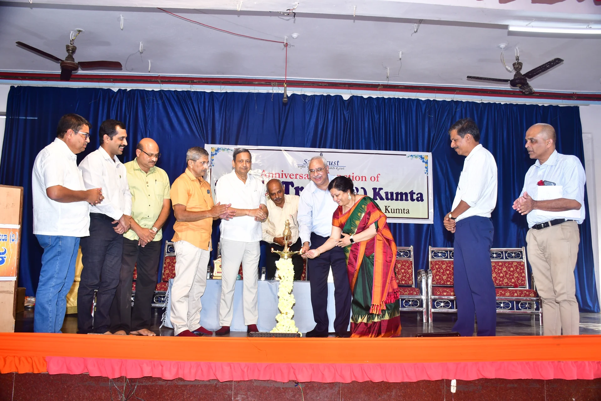 Dr Sushma Patil, Apollo Proton Cancer Centre in Chennai and Dr. Milind Kulkarni inaugurate the 5th anniversary function of the Trust